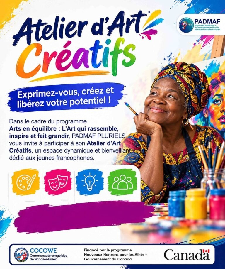 Femme aînée souriante tenant un pinceau illustrant l'atelier d'art créatifs et de bien-être mental de PADMAF Pluriels.